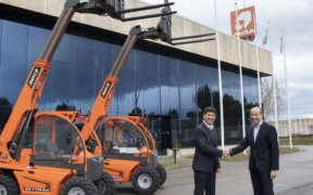 Ausa & JLG sign agreement